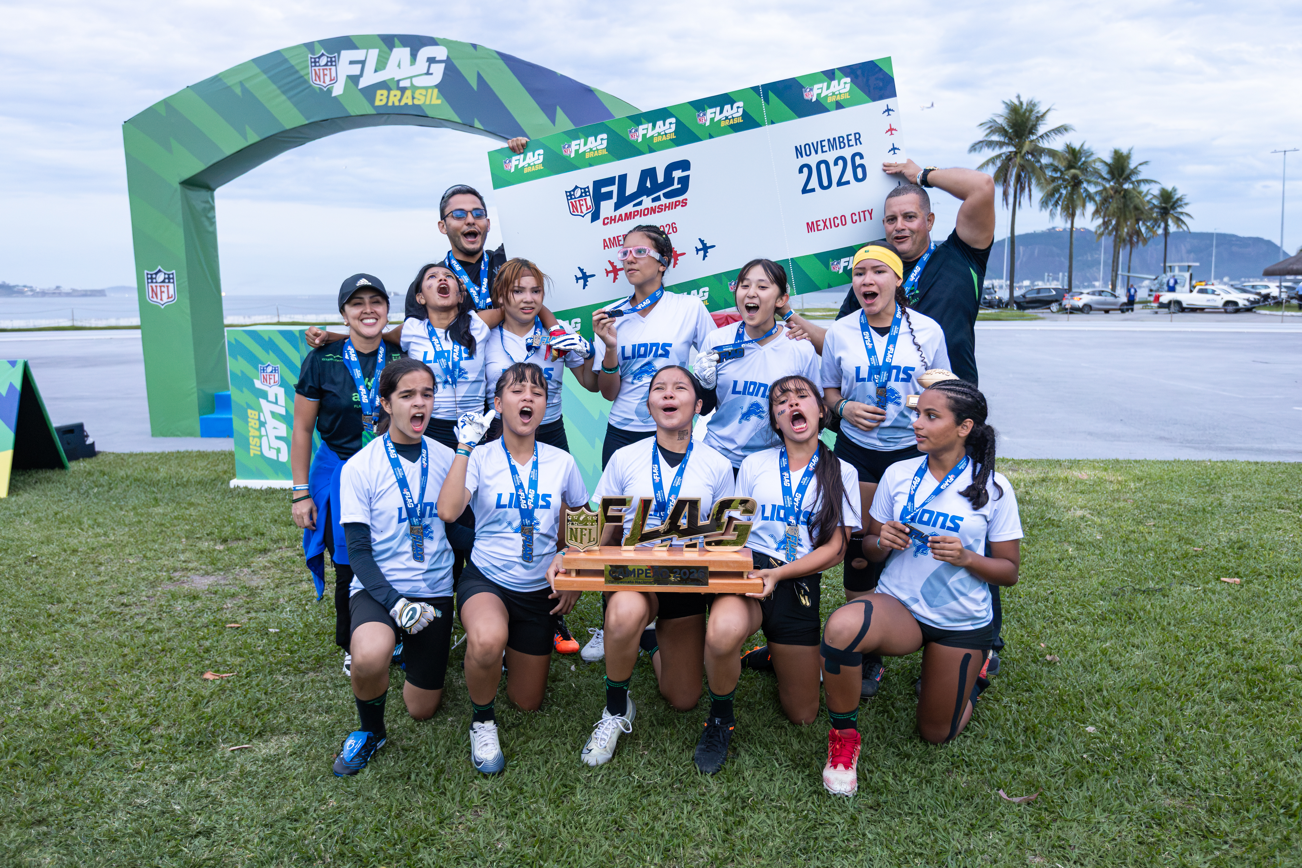 Atletas da AEVA comemoram o título do Sub-15 Feminino 2026 e a presença no Continental do México